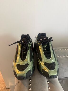 Nike Iridescent Green and Black Women's Sneakers